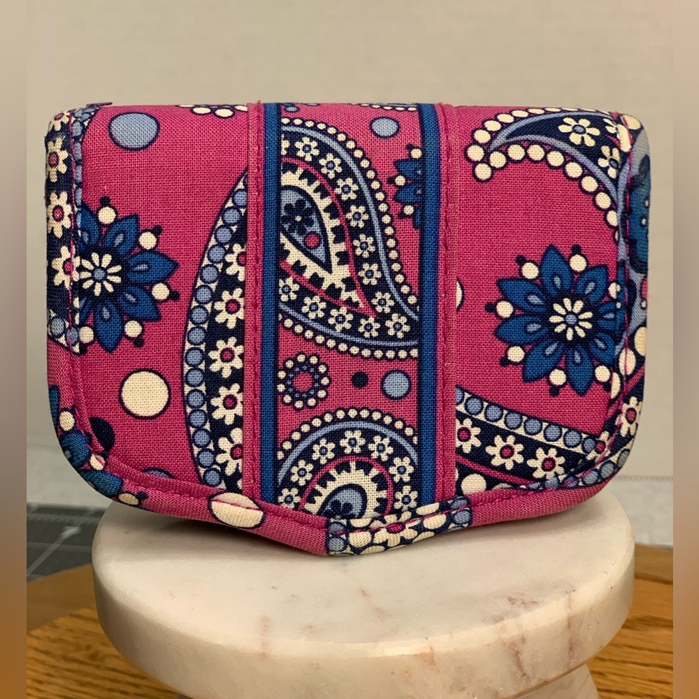 VERA BRADLEY Magnetic Card
Keeper Business Card Holder
Boysenberry Pattern